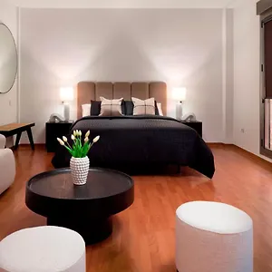 https://inmlaga-plaza-de-las-flores-with-terrace-2.1costadelsol.com